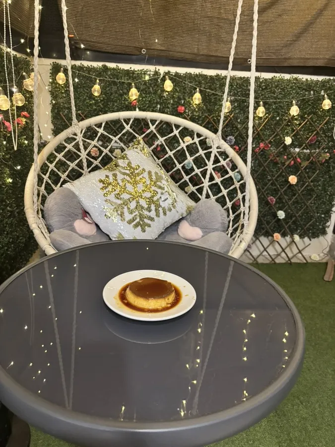 Silla colgante con luces en la terraza de Gabcy