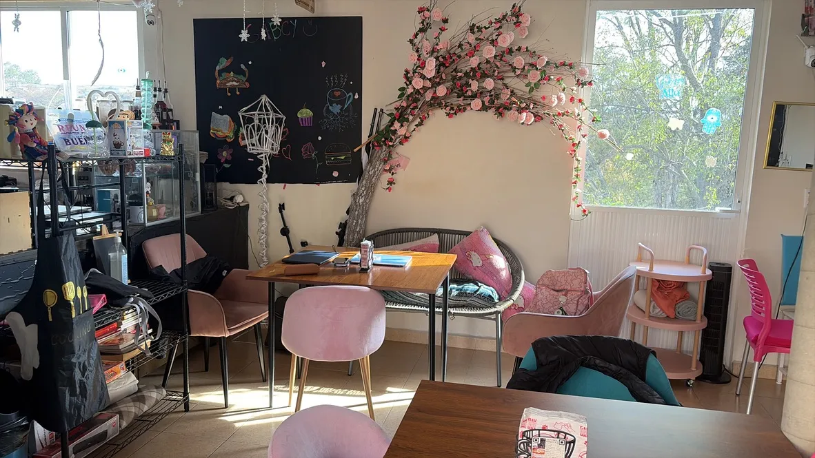 Interior de Cafetería Gabcy con su árbol de flores